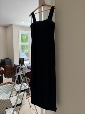 Black Sleeveless Square-Neck black-tie Dress
